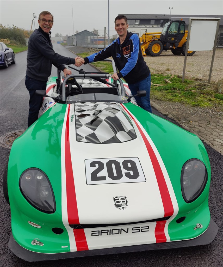 Arion Racings administrerende direktør Asger Thierry byder velkommen til Steffen Lindgren Hansen.